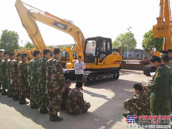 雷沃挖掘機(jī)和武警水電第二總隊(duì)聯(lián)合舉行技能培訓(xùn)