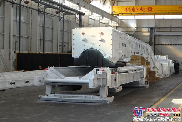 卡特彼勒（中國）生產的首套長壁工作麵刮板輸送機係統出廠並交付大同煤礦集團