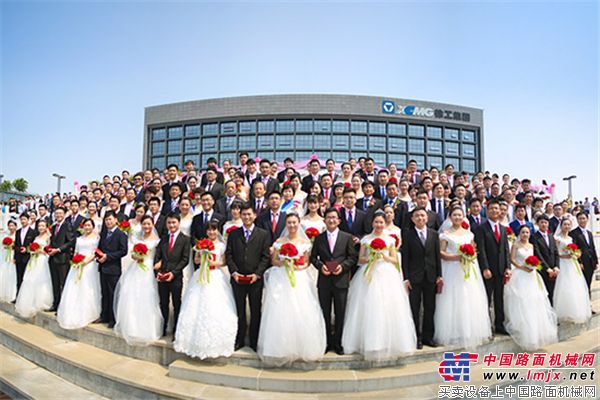 徐工为57对新人举办婚礼 “工程机械风”婚纱照太美了！