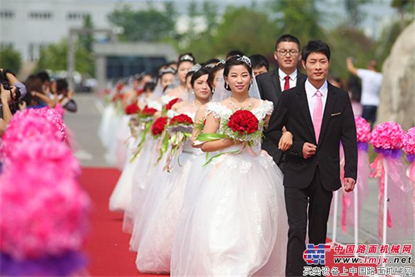 徐工集团为57对新人举行集体婚礼