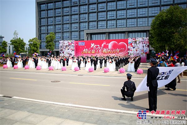 徐工集团为57对新人举行集体婚礼