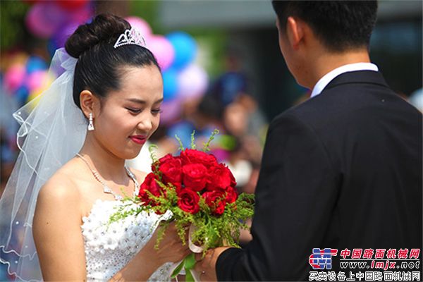 徐工集团为57对新人举行集体婚礼