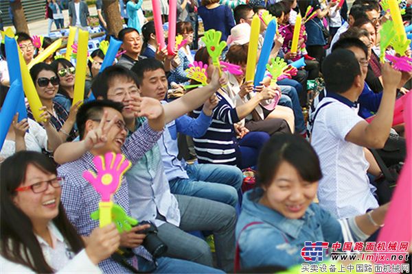 徐工集团为57对新人举行集体婚礼