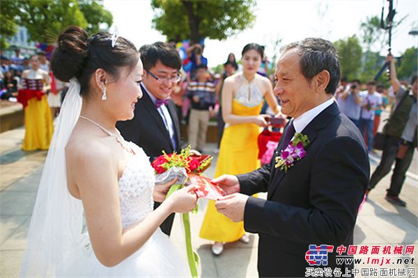 徐工集团为57对新人举行集体婚礼