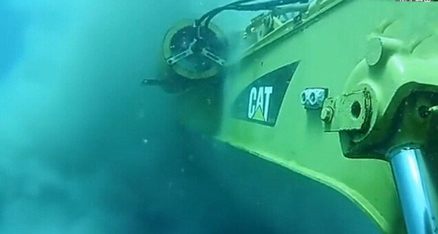 太逆天了，第一次見卡特彼勒海底作業的挖掘機
