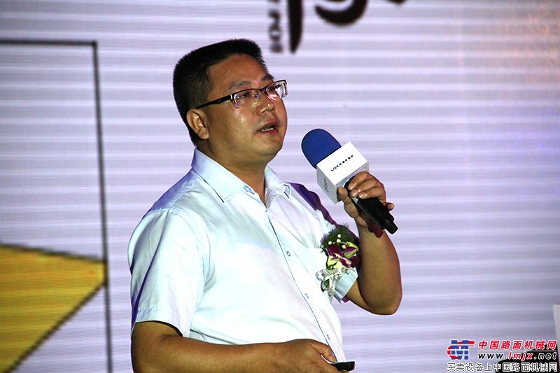 雷萨重机技术研究院副院长刘建华现场讲解L9系列技术参数