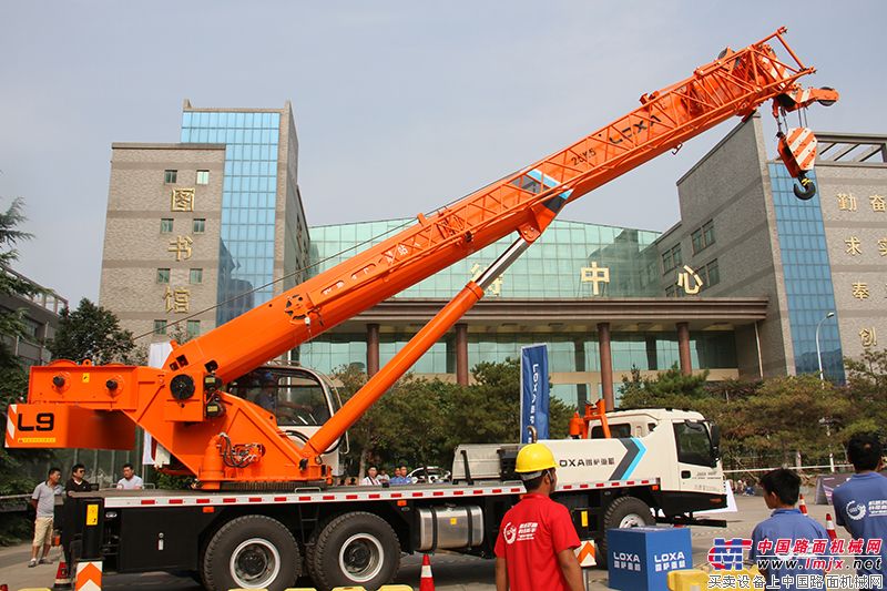 L9系列起重机开始伸展起重臂