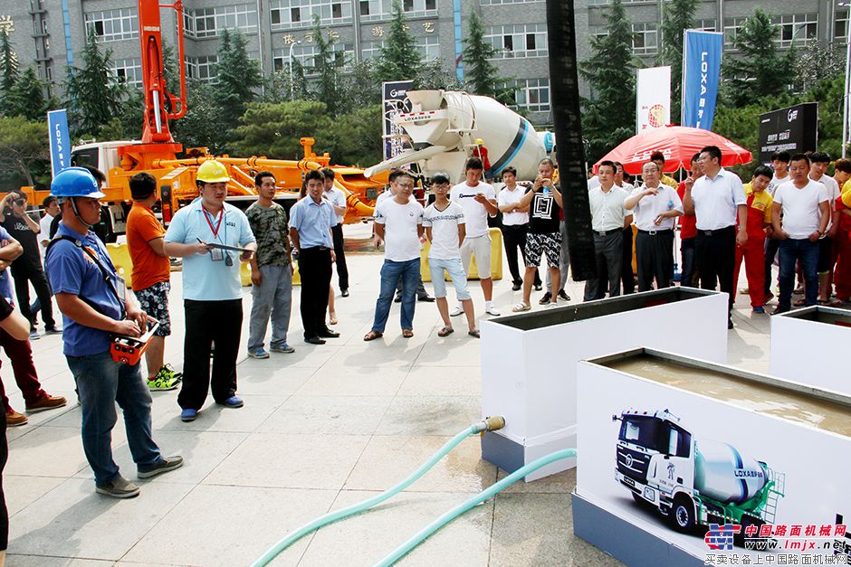 参赛选手操作遥控器