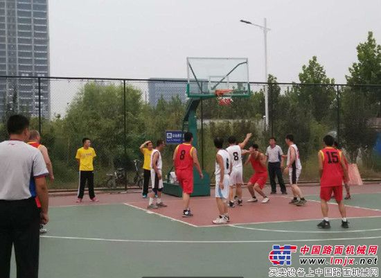 山东常林集团职工篮球队在全县篮球比赛中首战