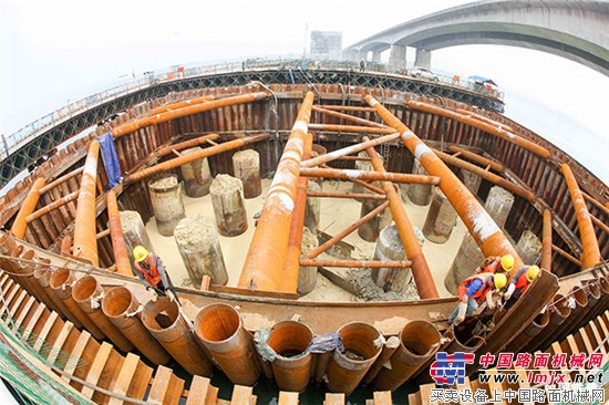 铁路跨度最大斜拉桥——蒙华铁路汉江特大桥198根深水桩基全部完成