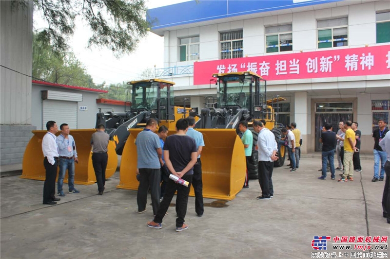 徐工“铲业英雄”争霸赛太原站客户观摩徐工铲车