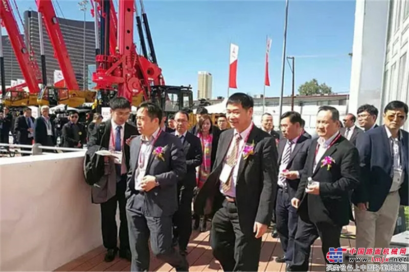 三一重工总裁向文波携众多高管视察三一展台