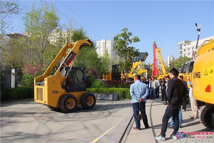 用户参观柳工产品