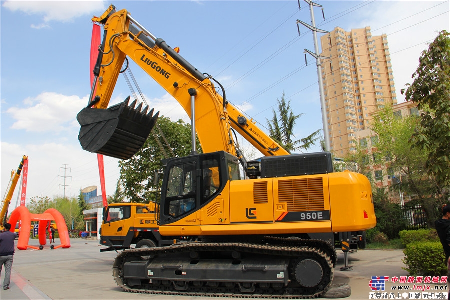 大赛现场的柳工产品展示