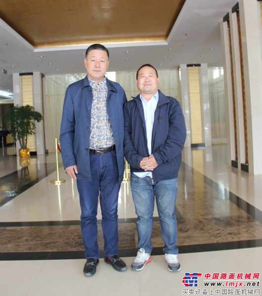辽锦建筑工程有限公司王迪董事长（左一）与记者合影