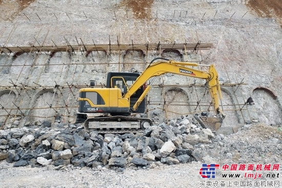 玉柴重工YC85-9新品挖掘机助力贵州高速建设 获客户好评
