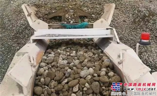 南方路机履带圆锥式破碎机应用于鹅卵石破碎项目