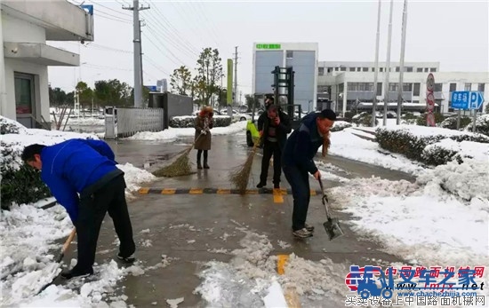 中联重科叉车变身铲雪车 抢险清障保平安