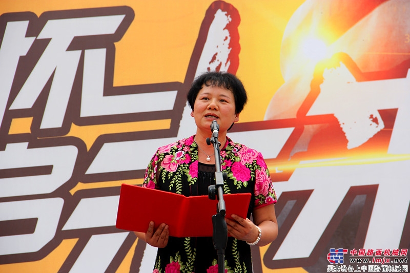 中国工程机械工业协会副秘书长尹晓荔致辞