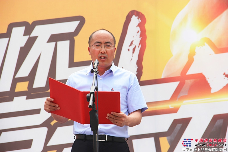 山东临工工程机械有限公司副总经理、营销公司总经理史生勇致辞