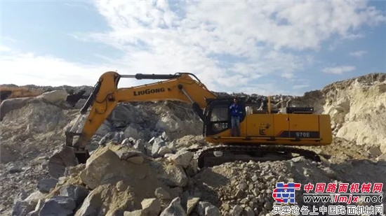柳工970E大型挖机助力赞比亚客户 