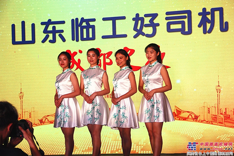 活动现场的礼仪小姐为活动增添亮色