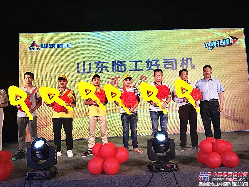 与会嘉宾向新购机用户交付象征财富的金钥匙