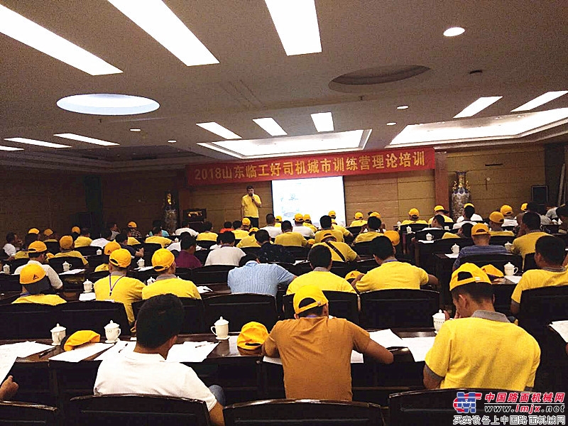 挖掘机组学员参加理论培训学习