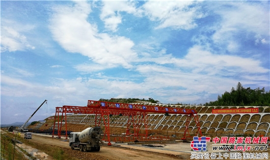 安康机场迁建工程快速干道项目首榀箱梁浇筑完毕