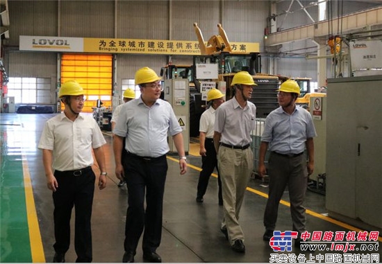 中国工程机械工业协会会长祁俊一行到访雷沃 