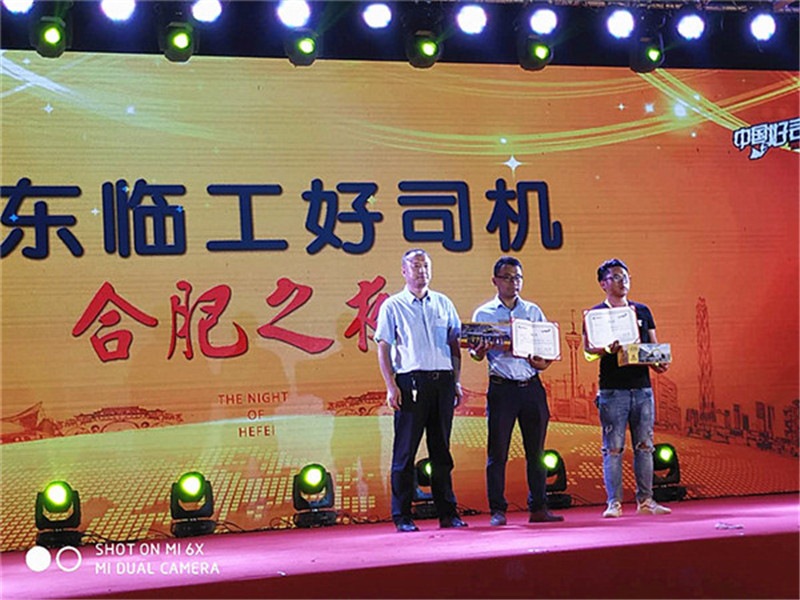 山东临工营销公司市场管理部部长徐万政为获得挖掘机组前三名的学员颁奖