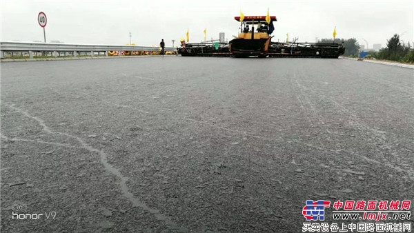 中大機械：濟青高速四改八路面二標雨后效果