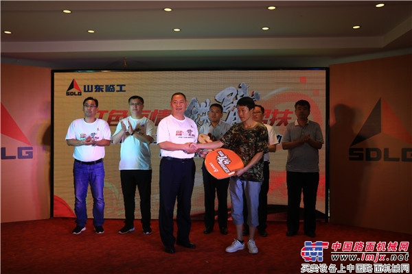 山东临工企业领导上台把象征财富的金钥匙交付韩维兵