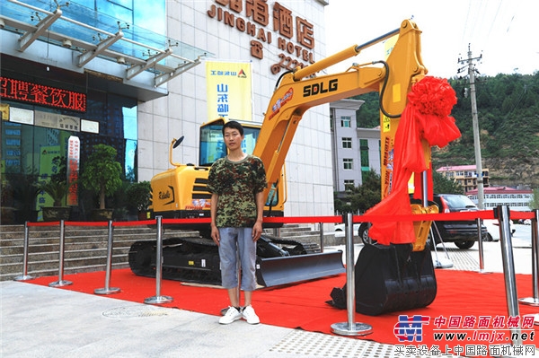 韩维兵和他的“致富利器”合影
