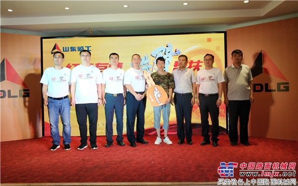 山东临工企业领导上台把象征财富的金钥匙交付韩维兵