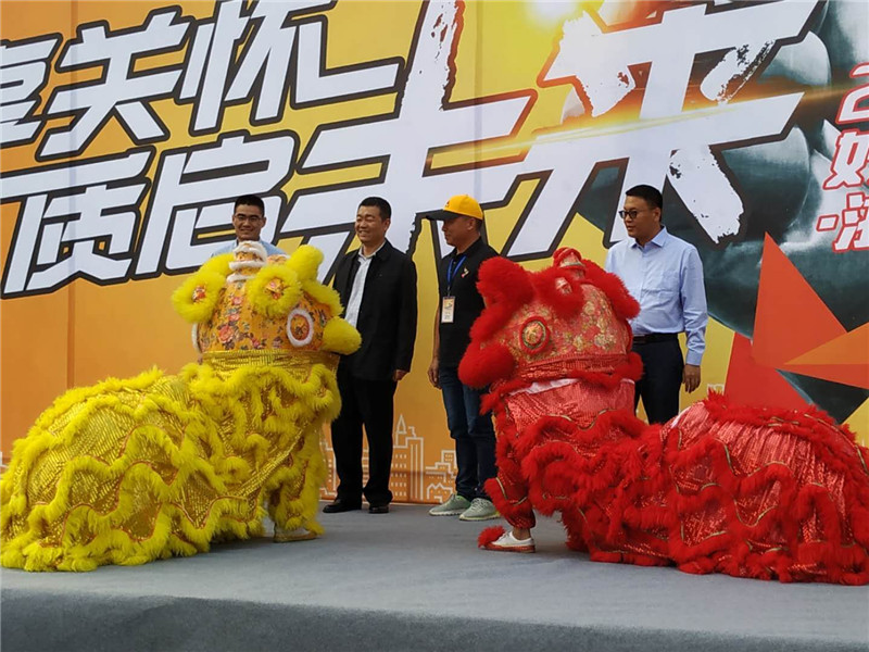 与会领导及嘉宾为醒狮“点睛”