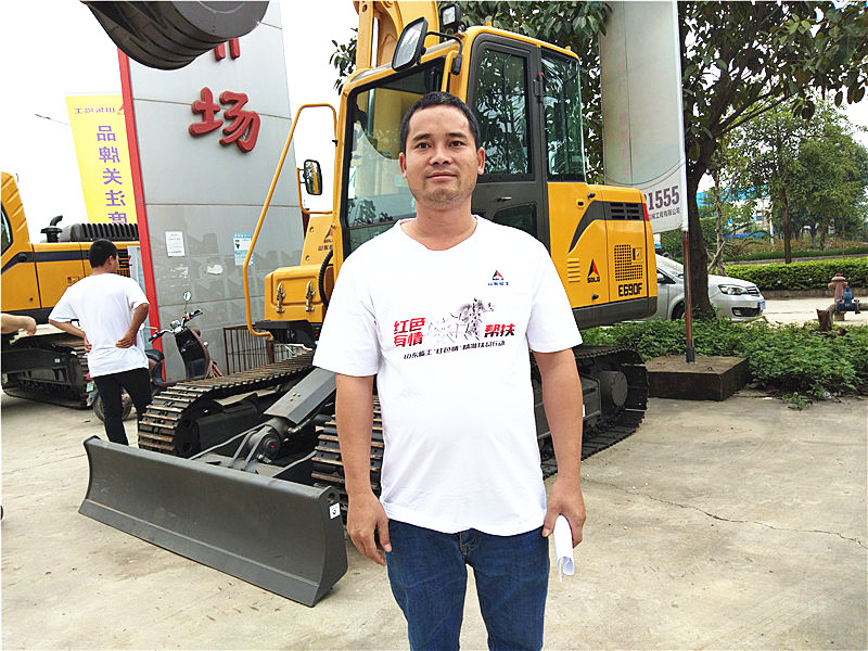 在临工代理商的帮助下，林容师刚购买了一台临工L690挖掘机