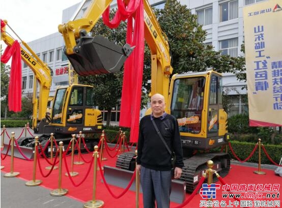 马复习与捐助给他的挖掘机合影