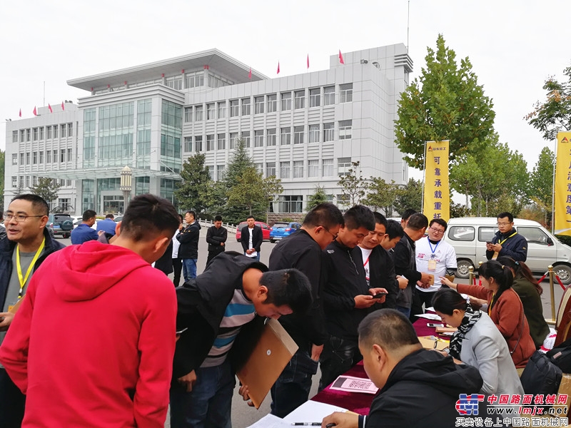 参加培训的学员报到