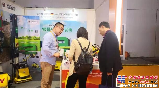 首届中国国际进口博览会智能装备展区 工程机械企业成焦点