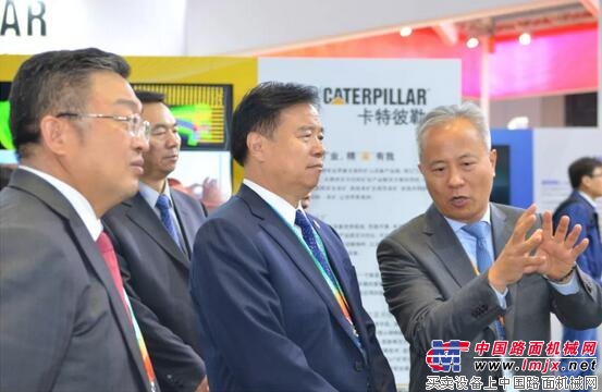 首届中国国际进口博览会智能装备展区 工程机械企业成焦点