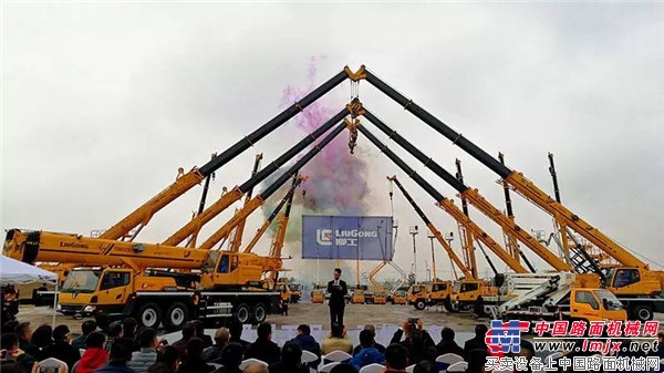 柳工：中国首创最大米数蓝牌高空作业车PTA220C震撼来袭！