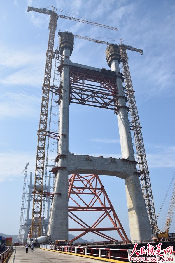 我国首座海峡公铁大桥建设取得重大突破——大桥主塔全部封顶