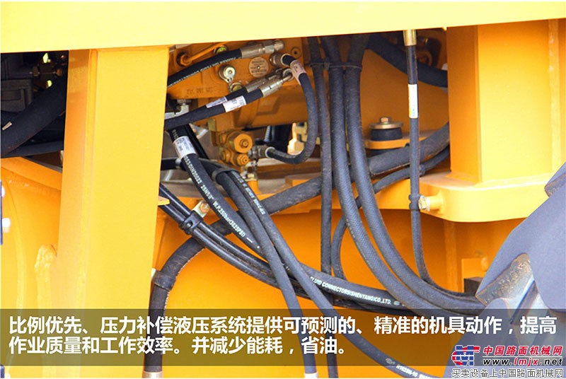 比例优先、压力补偿液压系统提供可预测的、精准的机具动作，提高作业质量和工作效率。并减少能耗，省油。