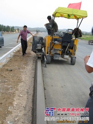 路緣石成型機(jī)路沿石機(jī)、路牙機(jī)、路緣石滑模機(jī)、路邊石滑