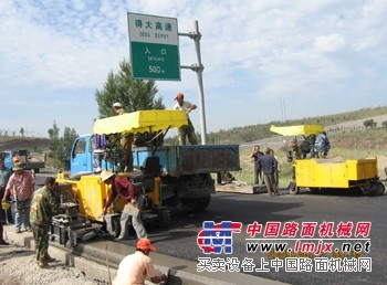 路沿石摊铺机