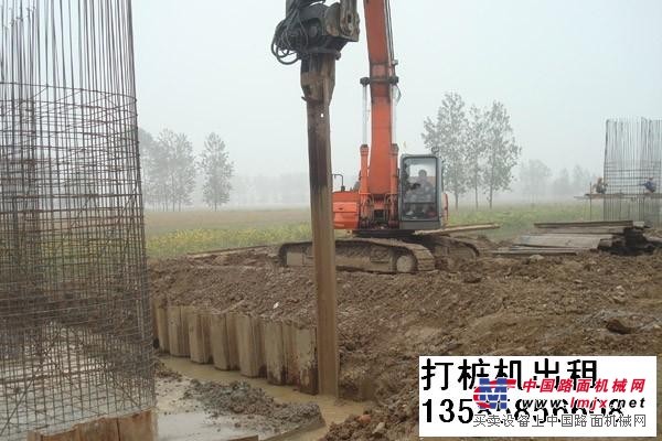 提供江苏日立加长臂挖掘机、打桩机，9米15米12米钢板桩出租