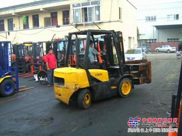 5.二手大宇3吨圆筒纸夹抱叉车