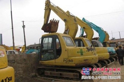 供应二手进口小松PC60-7挖掘机6.8万