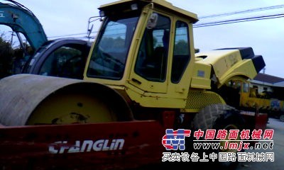 供应二手压路机二手徐工18吨震动压路机，二手洛阳220半价卖